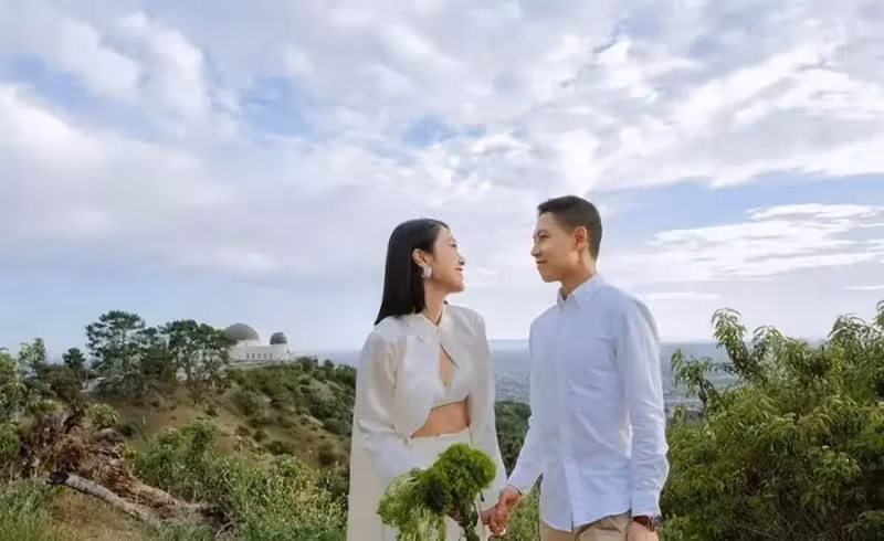 恭喜!秦沛女兒姜麗文大婚,夫妻兩人山中牽手親吻好浪漫,剛獲TVB大獎,網贊:青出於藍勝於藍