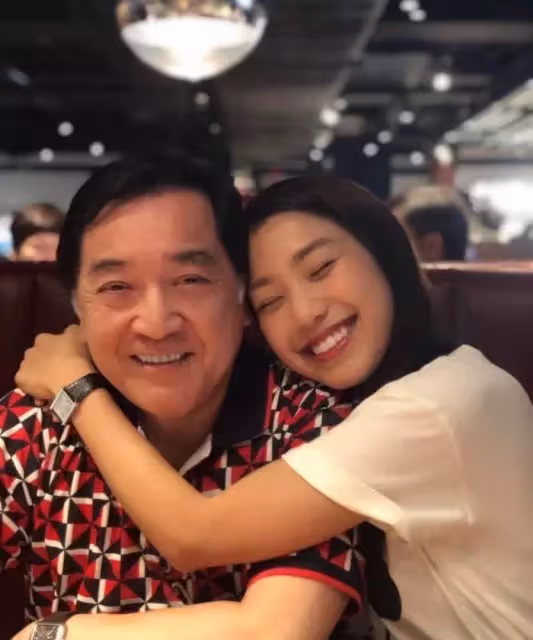恭喜!秦沛女兒姜麗文大婚,夫妻兩人山中牽手親吻好浪漫,剛獲TVB大獎,網贊:青出於藍勝於藍