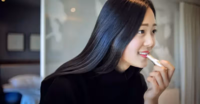 去超市購物，男友蹲下繫鞋帶，售貨員拉我到一旁：姑娘長點心吧