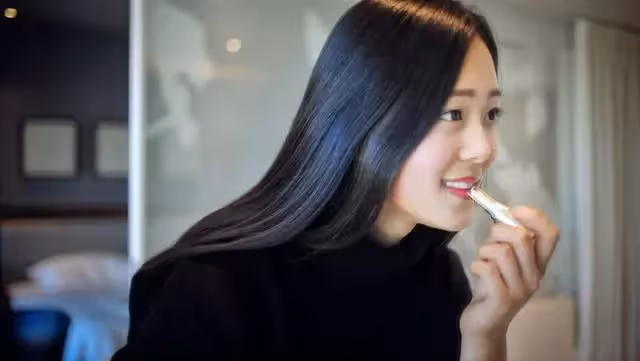 去超市購物,男友蹲下繫鞋帶,售貨員拉我到一旁:姑娘長點心吧