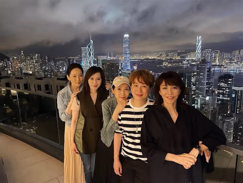 與鄭裕玲慶祝生日　50歲吳美珩凍齡被贊：猶如少女一樣