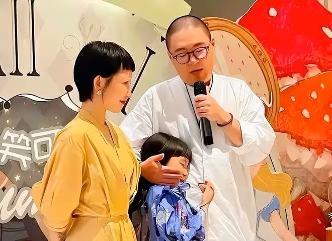 郝劭文掙錢養家太拼了,面部紅腫堅持直播,網友:老婆抓了?