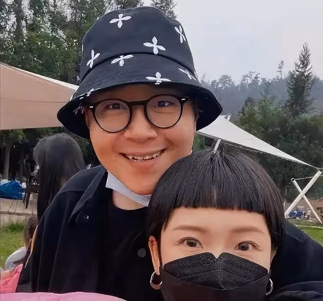 郝劭文掙錢養家太拼了,面部紅腫堅持直播,網友:老婆抓了?