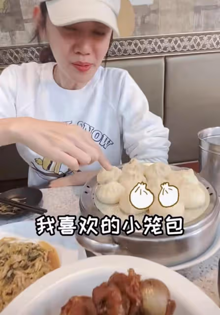 秋瓷炫於曉光過端午,端著盤子吃菜顯豪放,把包子皮給老公吃