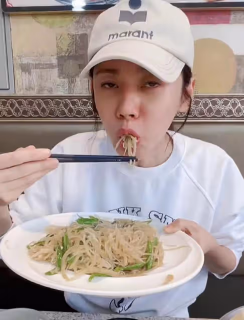秋瓷炫於曉光過端午,端著盤子吃菜顯豪放,把包子皮給老公吃