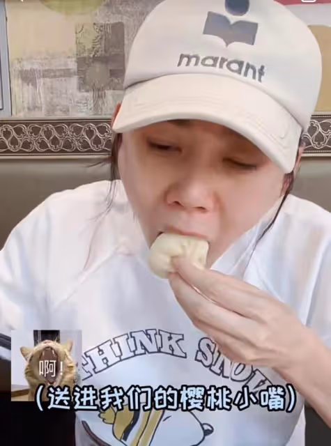 秋瓷炫於曉光過端午,端著盤子吃菜顯豪放,把包子皮給老公吃