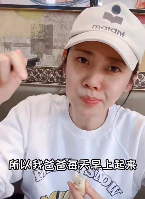 秋瓷炫於曉光過端午,端著盤子吃菜顯豪放,把包子皮給老公吃