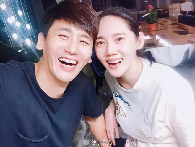 秋瓷炫於曉光過端午，端著盤子吃菜顯豪放，把包子皮給老公吃