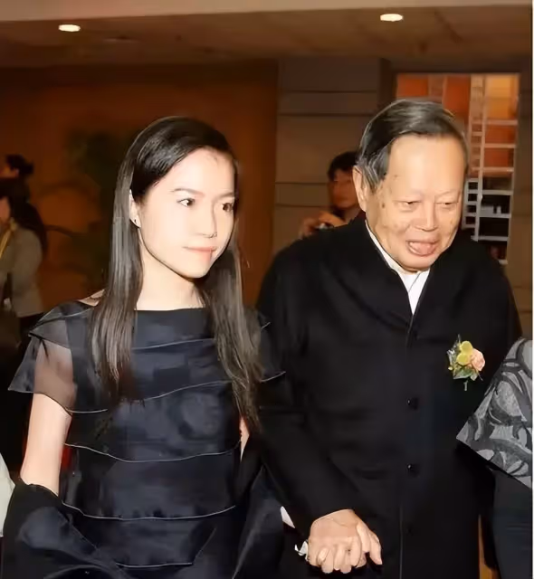 翁帆28歲嫁82歲楊振寧，堅持早睡早起18年，用心把丈夫照顧到100歲，繼子感嘆：她是個好女孩