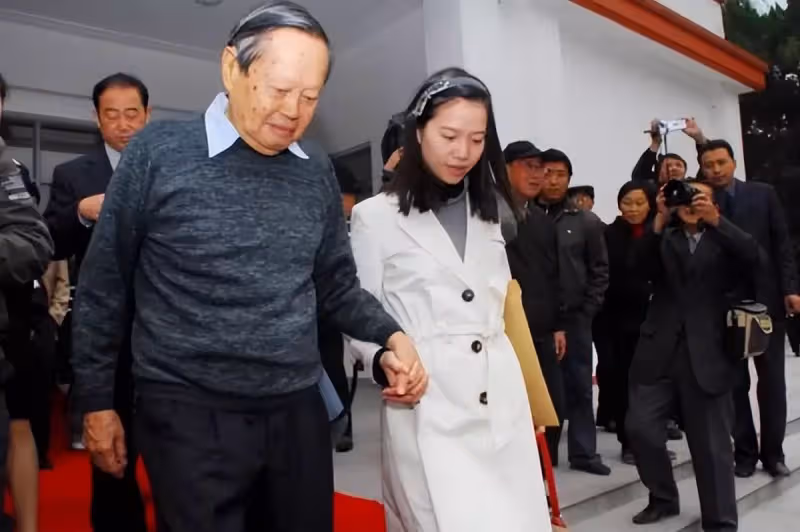 翁帆28歲嫁82歲楊振寧，堅持早睡早起18年，用心把丈夫照顧到100歲，繼子感嘆：她是個好女孩
