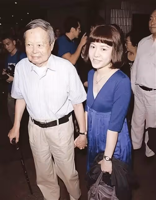 翁帆28歲嫁82歲楊振寧，堅持早睡早起18年，用心把丈夫照顧到100歲，繼子感嘆：她是個好女孩