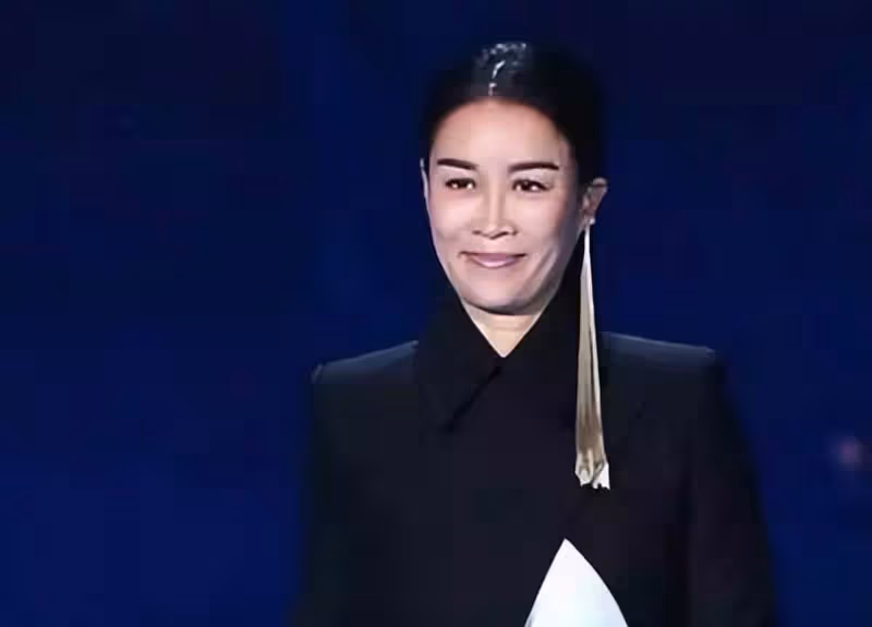 那英：為愛生下一子，分手後帶兒子嫁給男閨蜜，如今生活讓人羨慕