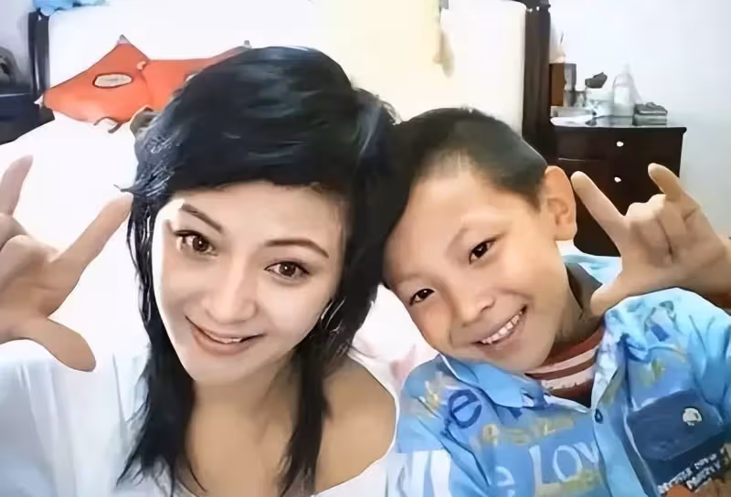 那英：為愛生下一子，分手後帶兒子嫁給男閨蜜，如今生活讓人羨慕