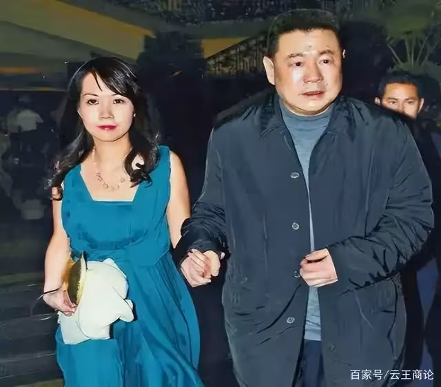 交往女星無數！69歲風流富豪「急需換腎續命」不惜花3億　後「娶捐腎人38歲女當老婆」再送百億家產