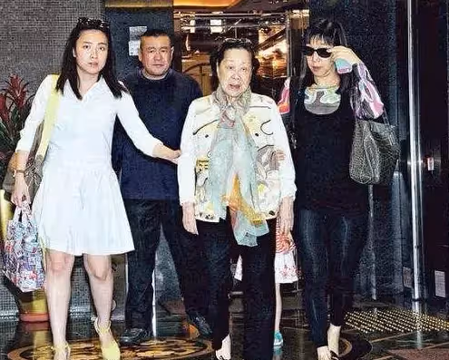 交往女星無數！69歲風流富豪「急需換腎續命」不惜花3億　後「娶捐腎人38歲女當老婆」再送百億家產