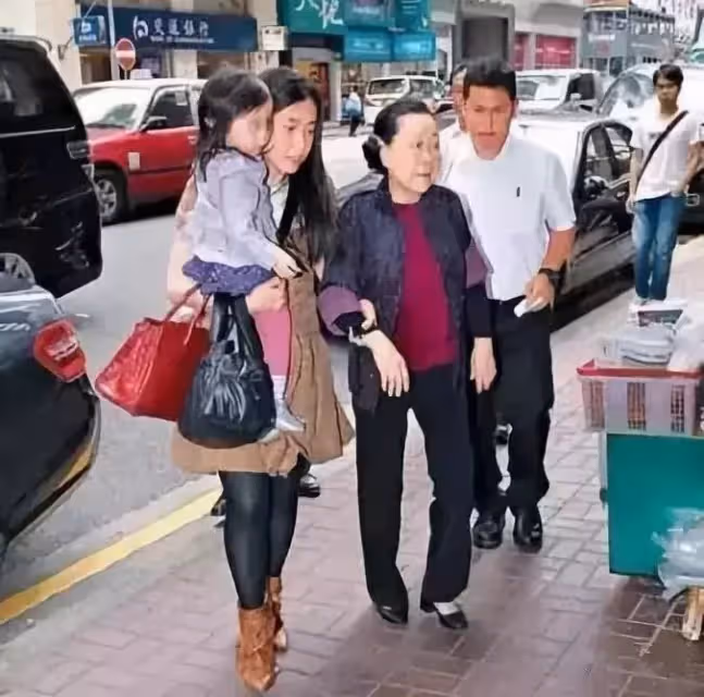 交往女星無數！69歲風流富豪「急需換腎續命」不惜花3億　後「娶捐腎人38歲女當老婆」再送百億家產