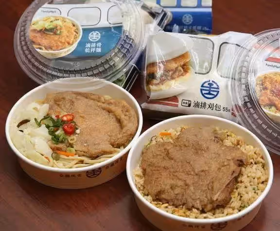 沒錢不敢拿!小妹妹領愛心餐「只有幾顆水餃」怕女童愛心餐吃不飽 暖男霸氣付1000元:以後不夠我來補!