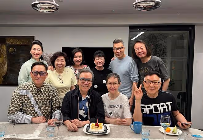 眾星為姜大衛慶生,75歲壽星喝到滿臉通紅,妻子穿百元衣服接地氣