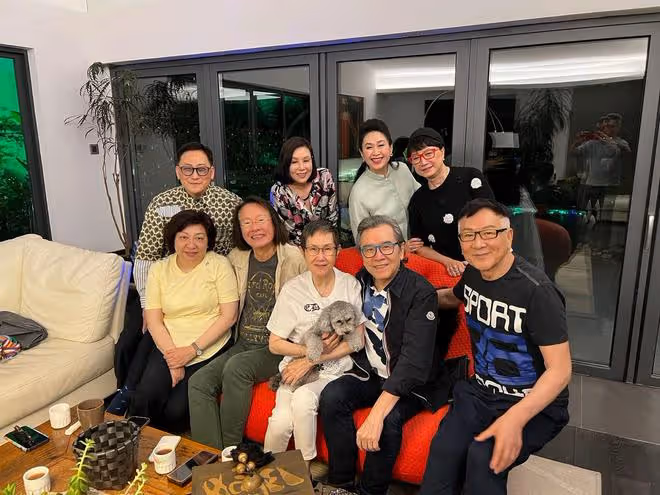 眾星為姜大衛慶生,75歲壽星喝到滿臉通紅,妻子穿百元衣服接地氣