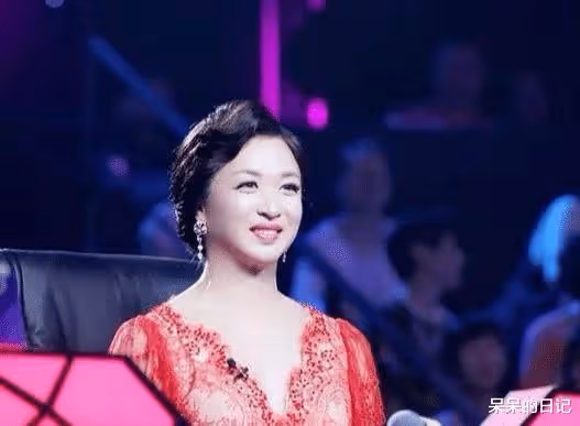 她曾是金星的妻子,離婚時丈夫已是女兒身,如今的她怎麼樣了