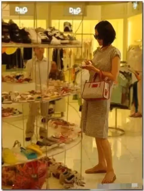 王菲逛兒童店被拍,穿條紋裙踩人字拖,高高的身型怎麼穿都漂亮!