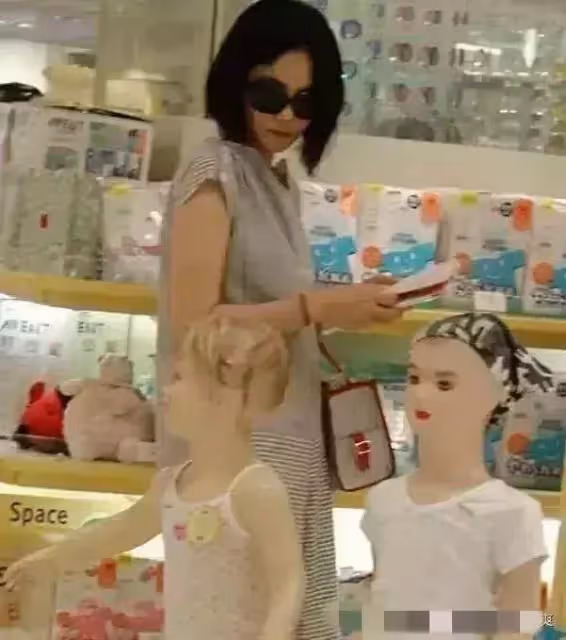 王菲逛兒童店被拍,穿條紋裙踩人字拖,高高的身型怎麼穿都漂亮!