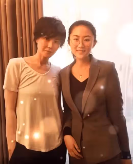 王菲逛兒童店被拍,穿條紋裙踩人字拖,高高的身型怎麼穿都漂亮!