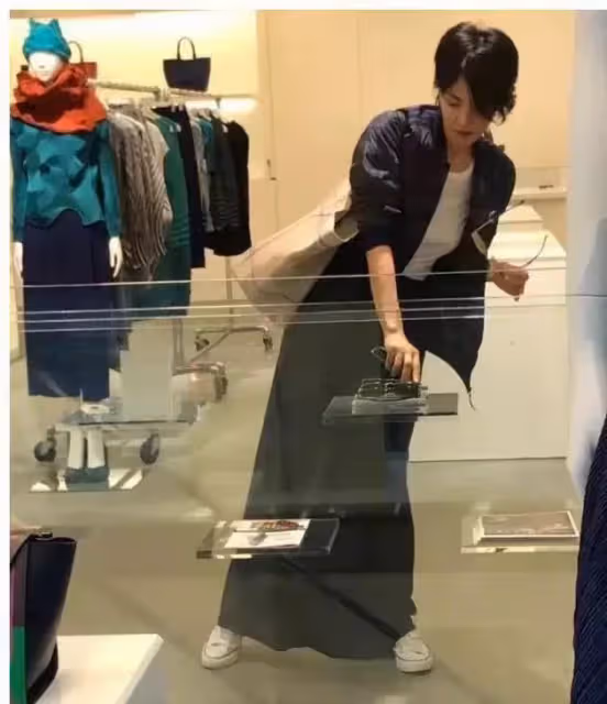 王菲逛兒童店被拍,穿條紋裙踩人字拖,高高的身型怎麼穿都漂亮!