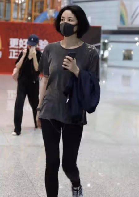 王菲逛兒童店被拍,穿條紋裙踩人字拖,高高的身型怎麼穿都漂亮!