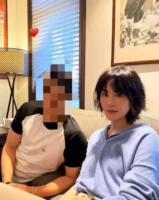 王菲逛兒童店被拍，穿條紋裙踩人字拖，高高的身型怎麼穿都漂亮！
