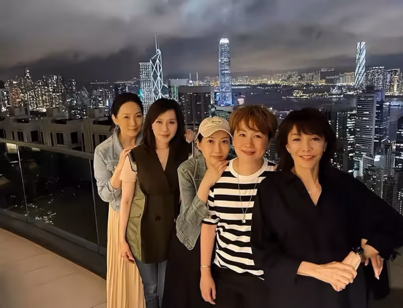鄭裕玲曬聚會照為吳美珩慶生!對方嫁百億富豪懷孕後息影隱退,打扮簡單但難掩氣質,如今兒女雙全太幸福