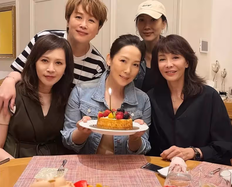 鄭裕玲曬聚會照為吳美珩慶生!對方嫁百億富豪懷孕後息影隱退,打扮簡單但難掩氣質,如今兒女雙全太幸福