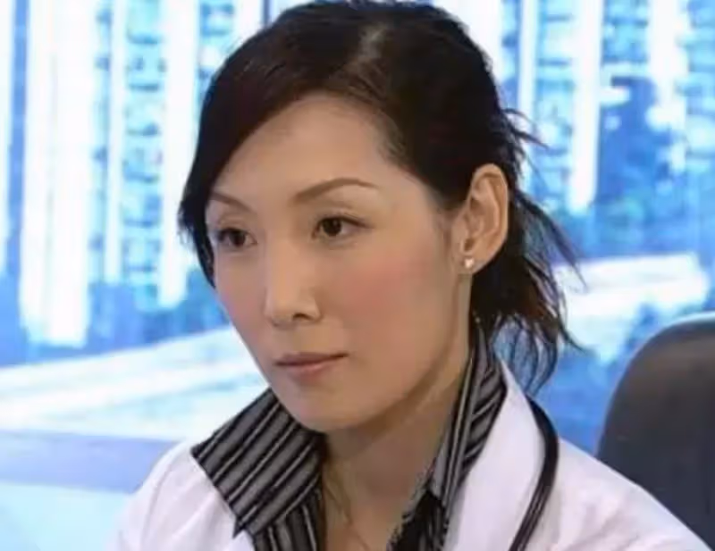 鄭裕玲曬聚會照為吳美珩慶生!對方嫁百億富豪懷孕後息影隱退,打扮簡單但難掩氣質,如今兒女雙全太幸福