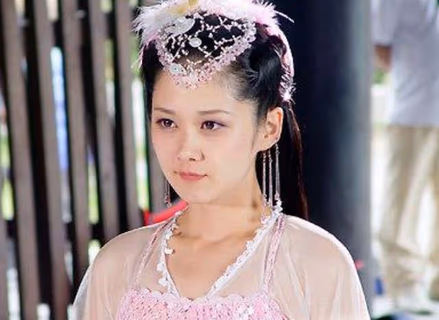 她曾稱「沒錢了就來中國撈」,被封殺後被迫回國,如今怎麼樣了?