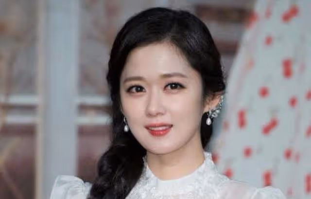 她曾稱「沒錢了就來中國撈」,被封殺後被迫回國,如今怎麼樣了?