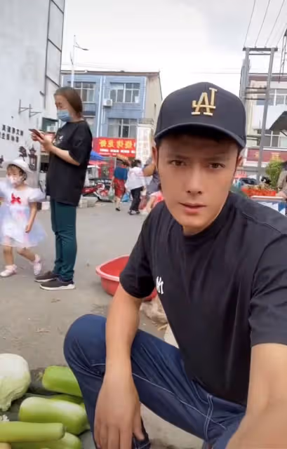 37歲男演員回鄉下居住,在縣城擺地攤賣菜,還滿身是泥下河撈蝦