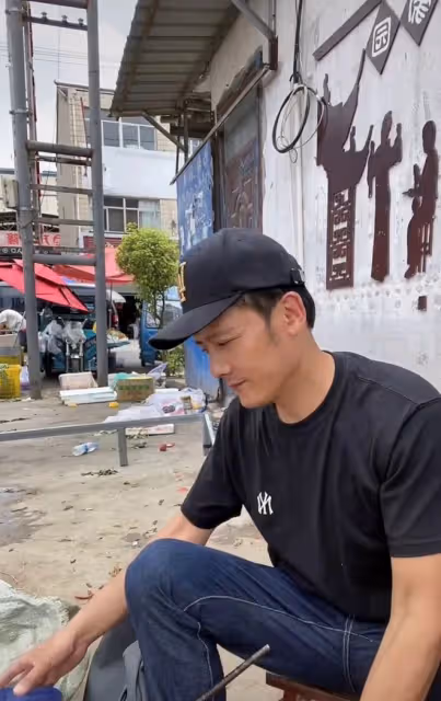 37歲男演員回鄉下居住,在縣城擺地攤賣菜,還滿身是泥下河撈蝦