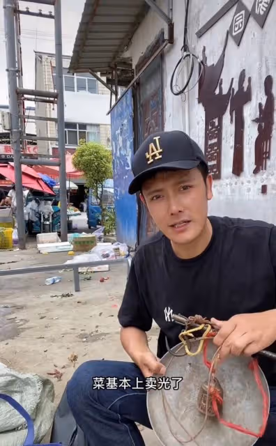 37歲男演員回鄉下居住,在縣城擺地攤賣菜,還滿身是泥下河撈蝦