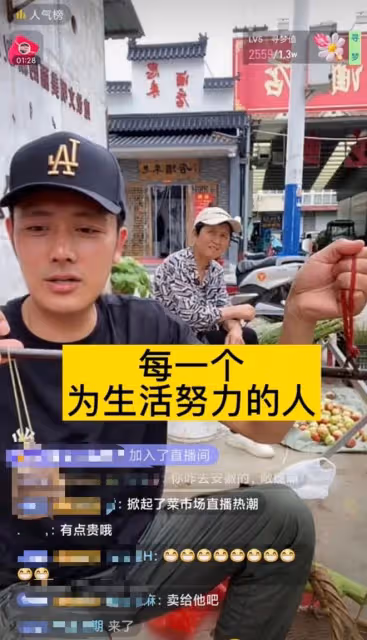 37歲男演員回鄉下居住,在縣城擺地攤賣菜,還滿身是泥下河撈蝦