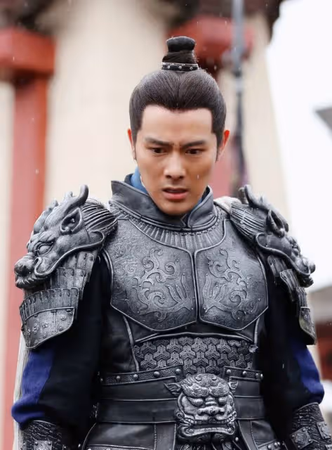 37歲男演員回鄉下居住,在縣城擺地攤賣菜,還滿身是泥下河撈蝦