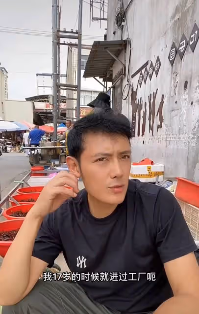 37歲男演員回鄉下居住,在縣城擺地攤賣菜,還滿身是泥下河撈蝦