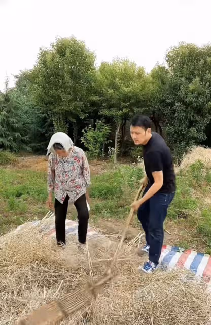 37歲男演員回鄉下居住,在縣城擺地攤賣菜,還滿身是泥下河撈蝦