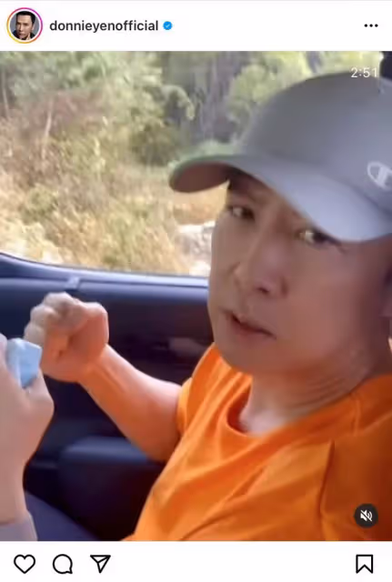 甄子丹回老家深山祭祖!甄氏陵墓宏偉壯闊,帶妻兒獻花鞠躬不忘本