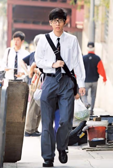 甄子丹回老家深山祭祖!甄氏陵墓宏偉壯闊,帶妻兒獻花鞠躬不忘本