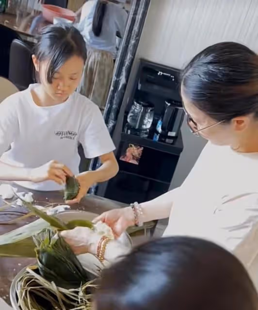 賈乃亮在海南過端午,一個粽子咬一口,被網友吐槽:浪費糧食