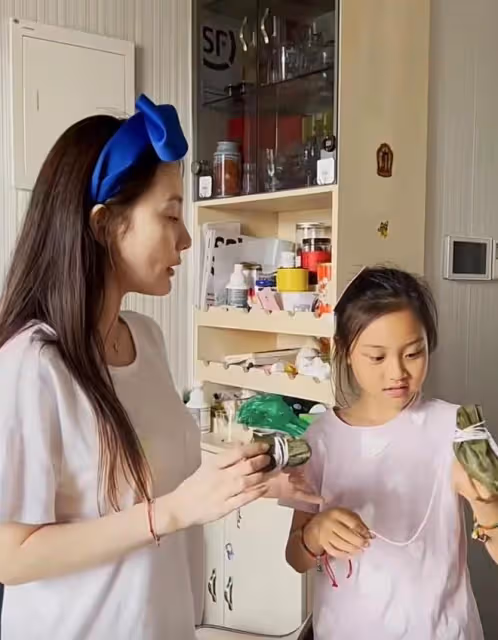 賈乃亮在海南過端午,一個粽子咬一口,被網友吐槽:浪費糧食