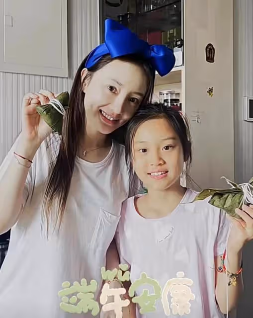 賈乃亮在海南過端午,一個粽子咬一口,被網友吐槽:浪費糧食