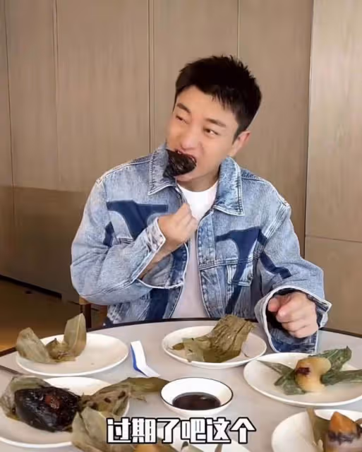 賈乃亮在海南過端午,一個粽子咬一口,被網友吐槽:浪費糧食