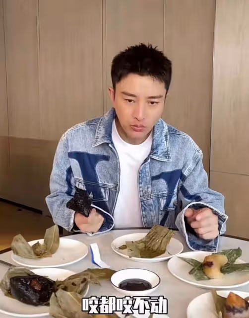 賈乃亮在海南過端午,一個粽子咬一口,被網友吐槽:浪費糧食