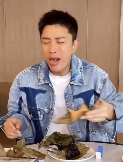 賈乃亮在海南過端午,一個粽子咬一口,被網友吐槽:浪費糧食